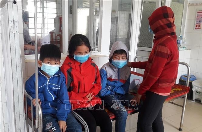 Các học sinh nhập viện theo dõi và điều trị tại Trung tâm y tế huyện Vĩnh Linh, tỉnh Quảng Trị. (Ảnh: TTXVN)