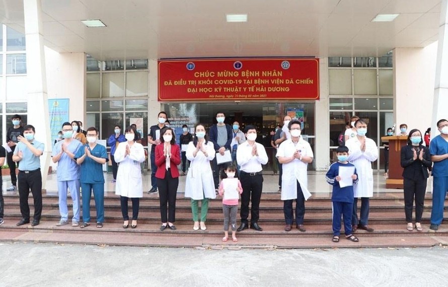 Các y bác sỹ chúc mừng 27 bệnh nhân COVID-19 tại Hải Dương đã khỏi bệnh và được ra viện ngày 26/2. (Ảnh: Mạnh Minh/TTXVN)