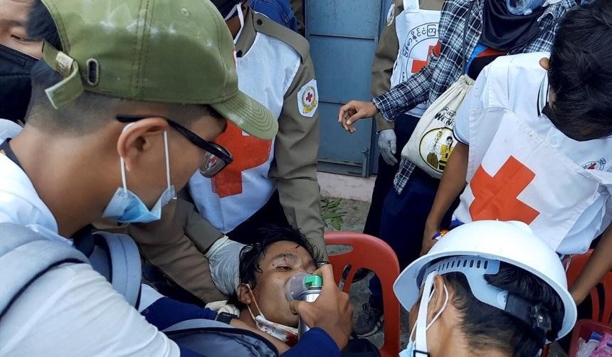Nhân viên y tế sơ cứu một người biểu tình trúng đạn ở Dawei vào ngày 28/2. Ảnh: Reuters.