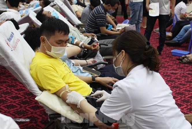 Các đơn vị máu tiếp nhận trong chương trình hiến máu tình nguyện tại Đà Nẵng sẽ được vận chuyển ra Viện Huyết học - Truyền máu TƯ (Hà Nội), góp phần hỗ trợ giải quyết tình trạng thiếu hụt máu điều trị bệnh ở khu vực phía Bắc. (Ảnh: Tiền Phong) 