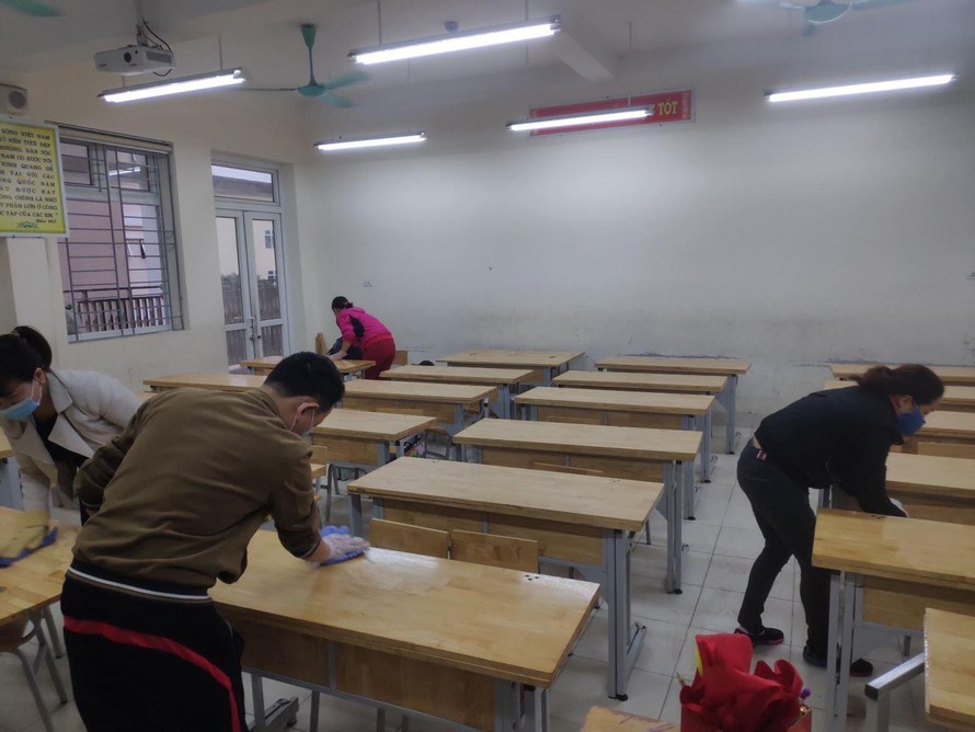Giáo viên, nhân viên trường Tiểu học Xuân Phương đang tích cực lau dọn các lớp học. Ảnh: LV