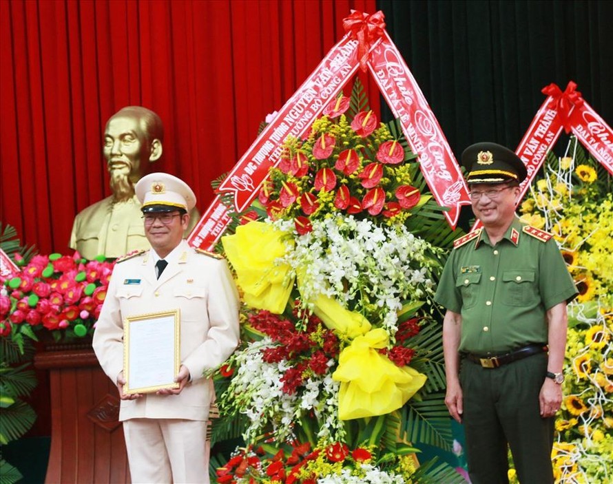 Đại tá Lê Vinh Quy nhận quyết định làm Giám đốc Công an tỉnh Đắk Lắk. Ảnh: Bảo Trung