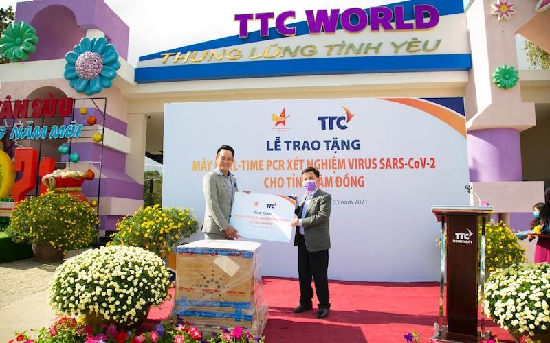 Chủ tịch Hội doanh nhân trẻ Việt Nam, Phó Chủ tịch Tập đoàn TTC Đặng Hồng Anh (trái) trao tặng hệ thống máy xét nghiệm tự động Real-time PCR đến đại diện tỉnh Lâm Đồng (phải). (Ảnh: Nhân Dân)