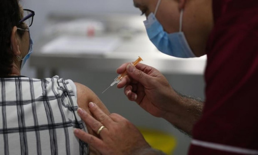 Hơn 239 triệu liều vaccine Covid-19 đã được tiêm trên toàn thế giới. Ảnh: The Guardian