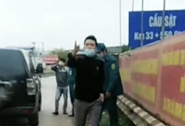 Đối tượng Nguyễn Văn Tùng không chấp hành yêu cầu của lực lượng làm nhiệm vụ tại chốt kiểm soát dịch. (Ảnh cắt từ video). 