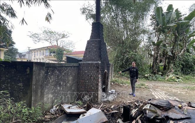 Lò đốt rác thải y tế này chỉ cách nhà bà bà Lê Thị Hương, tổ dân phố số 8 một bức tường rào. (Ảnh: TTXVN)