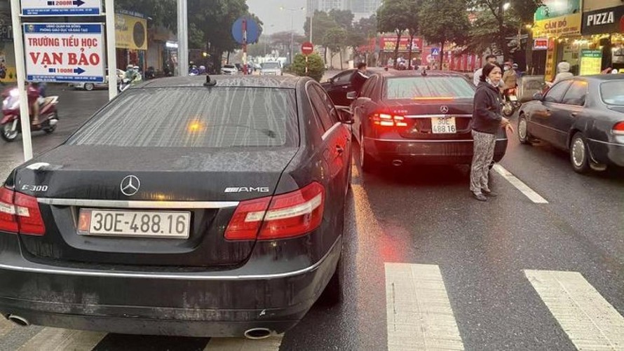Hai xe Mercedes biển số giống hệt nhau trên phố Hà Nội. (Ảnh: VOV)