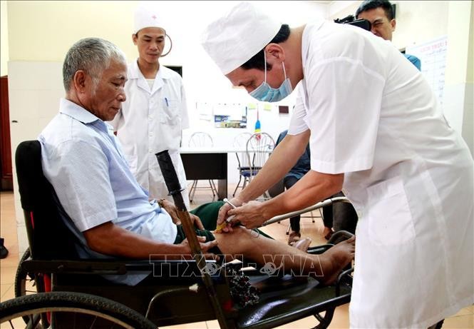 Chăm sóc y tế cho các thương - bệnh binh nặng đang được chăm sóc, nuôi dưỡng tại Trung tâm Điều dưỡng thương binh Thuận Thành (Bắc Ninh). Ảnh: Anh Tuấn/TTXVN 