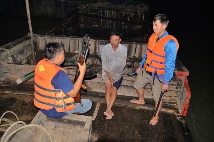 Cảnh sát truy quét "cát tặc" trên sông Đồng Nai, đoạn qua phường Long Phước, quận 9, TP HCM, năm 2015. Ảnh: Hữu Khoa