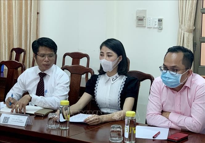 YouTuber Thơ Nguyễn (giữa) cùng luật sư tại buổi làm việc với cơ quan chức năng tỉnh Bình Dương ngày 15/3/2021. Ảnh minh họa: TTXVN phát