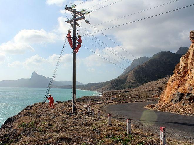 Công nhân Điện lực huyện Côn Đảo bảo trì đường dây - Ảnh: Tú Uyên