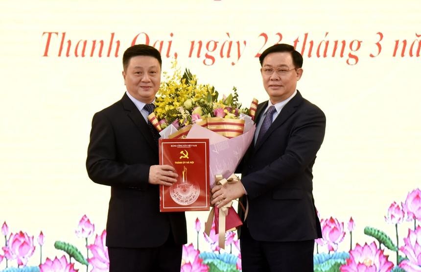 Ông Bùi Hoàng Phan (trái) được phân công giữ chức vụ Bí thư Huyện ủy Thanh Oai. Ảnh: Hà Nội mới.