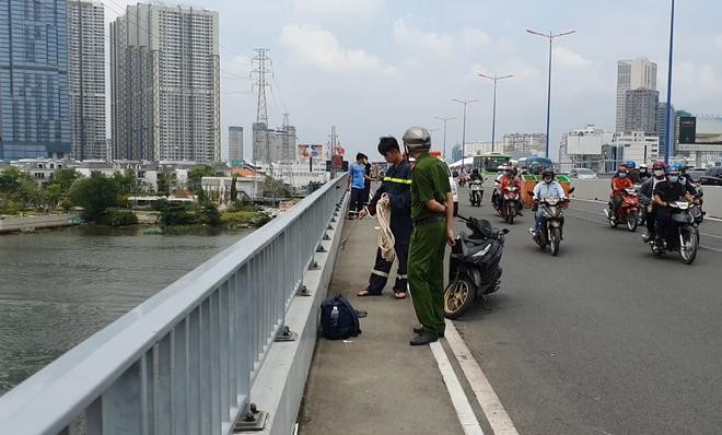 Balo người nam để lại trên cầu Sài Gòn. (Ảnh: Thanh Niên)
