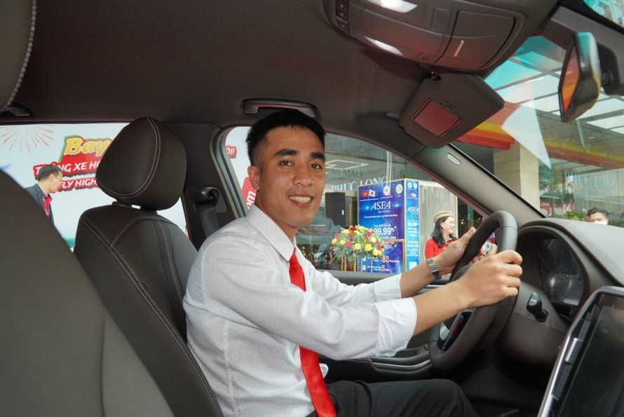 Anh Trần Quang Vĩ - người trúng giải thưởng là một chiếc xe Vinfast của chương trình "Bay siêu chất, trúng xe hơi, chào xuân mới, Vietjet thôi!"