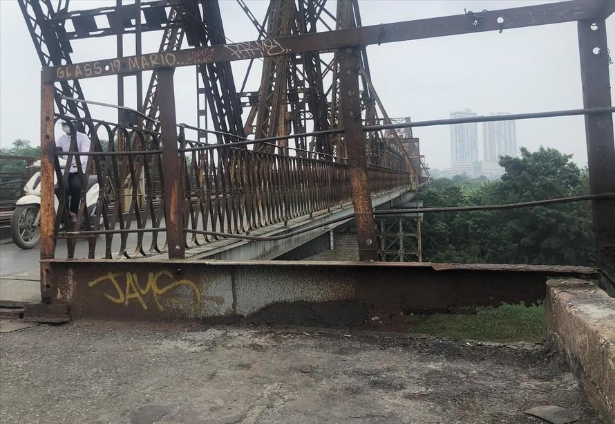 Mặt cầu, bờ lan can và hệ thống giằng sắt hoen gỉ tại cầu Long Biên. (Ảnh: Tiền Phong)