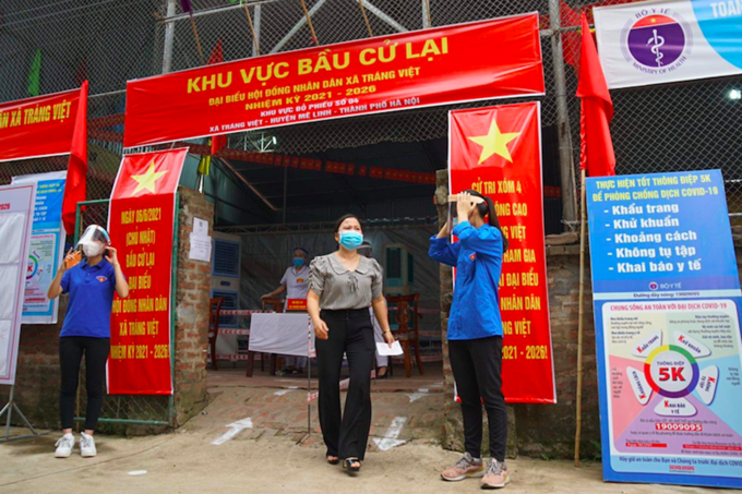 Khu vực bầu cử lại đại biểu HĐND tại xã Tráng Việt, Mê Linh sáng 6/6. (Ảnh: VnExpress)
