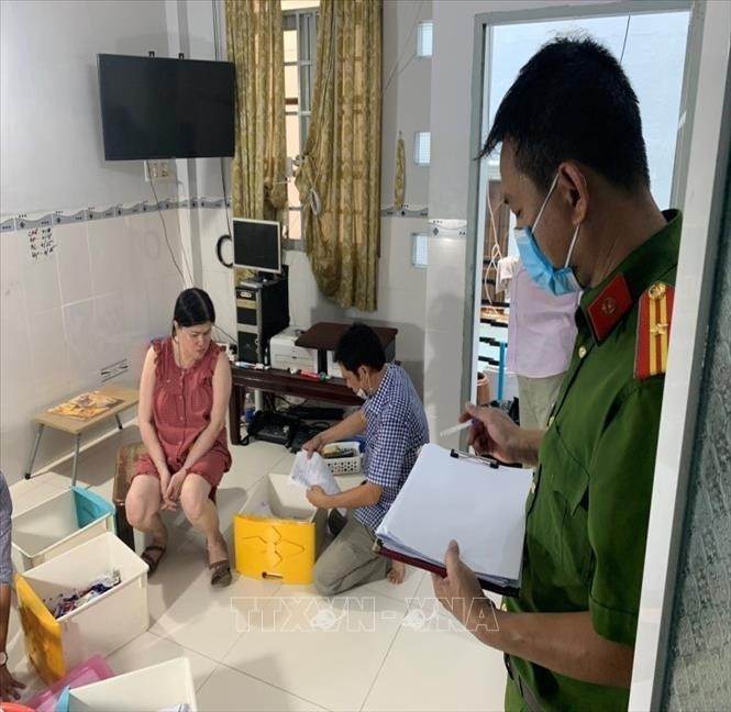Công an tỉnh An Giang khám xét nơi ở của đối tượng Nguyễn Thị Thủy Liên. Ảnh: TTXVN 