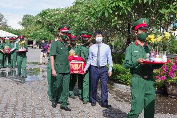 Lễ truy điệu và an táng 40 hài cốt liệt sĩ tại tỉnh Quảng Trị được tổ chức trang trọng. (Ảnh: Quân đội Nhân dân)