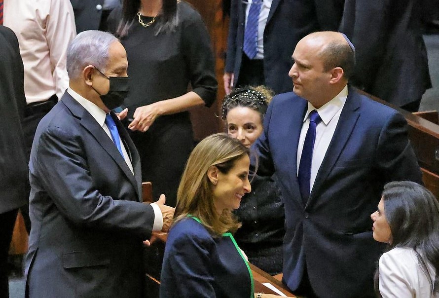 Ông Netanyahu bắt tay với tân Thủ tướng Bennett (phải). (Ảnh: AFP)