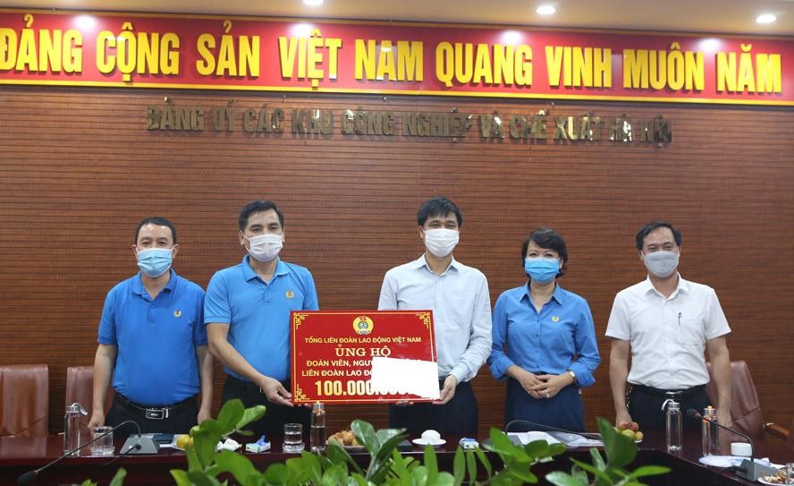 Tổng Liên đoàn Lao động Việt Nam hỗ trợ công nhân lao động thành phố Hà Nội 100 triệu đồng. Ảnh: Công đoàn Hà Nội.