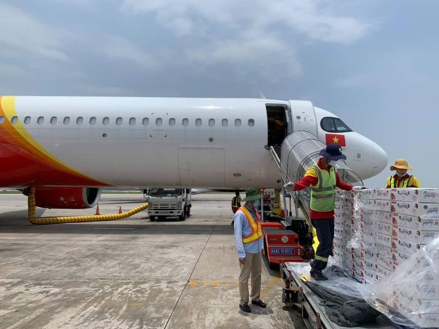 Hãng hàng không Vietjet hỗ trợ nông dân Bắc Giang bằng cách triển khai các chuyến bay đưa vải thiều Bắc Giang tới nhiều thị trường trong nước và quốc tế.