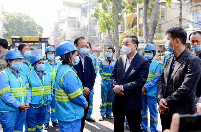 Chủ tịch UBND thành phố Hà Nội thăm và chúc tết, công nhân vệ sinh môi trường chi nhánh Hoàn Kiếm – Công ty TNHH MTV Môi trường Đô thị Hà Nội ngày 10/2 (29 Tết). (Ảnh: Kinh tế Môi trường)