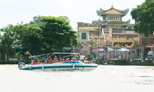 Khách du lịch đường sông ghé tham quan chùa Ông ở cù lao Phố, TP.Biên Hòa. Ảnh: Báo Đồng Nai