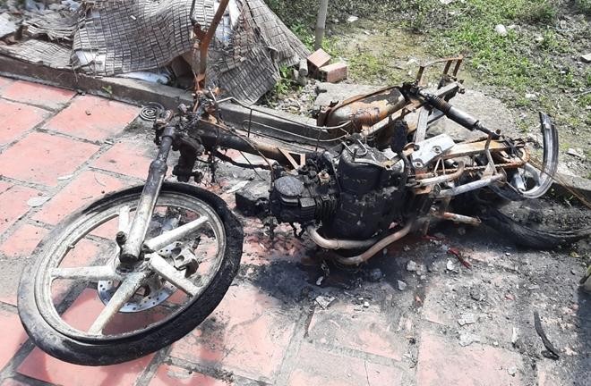 Chiếc xe máy bị thiêu rụi trong vụ cháy. (Ảnh: Công an Nhân dân)