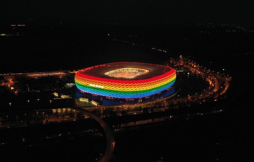 Sân vận động Allianz Arena đã từng được chiếu sáng bằng đèn cầu vồng vào tháng 1 năm nay. (Ảnh: New York Times) 