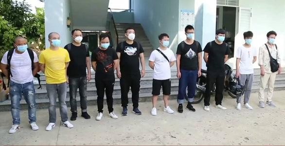 10 người Trung Quốc nhập cảnh trái phép bị trục xuất ở cửa khẩu Lạng Sơn. (Ảnh: Tuổi trẻ)