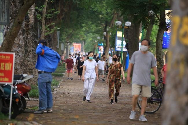 Từ 0h ngày 26/6, Hà Nội cho phép người dân được tập thể dục thể thao ngoài trời, với điều kiện không tụ tập quá 20 người. (Ảnh: VTV)