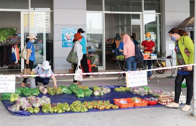 Công nhân mua thực phẩm ở phiên chợ tại nhà máy của Tổng công ty Việt Thắng. Ảnh: An Phương/VnExpress