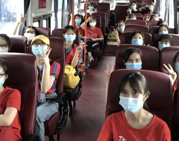 Các tình nguyện viên của Trường ĐH Y Hà Nội đã tới Bình Dương ngày 6-7 để hỗ trợ phòng chống COVID-19 - Ảnh: Tuổi trẻ 