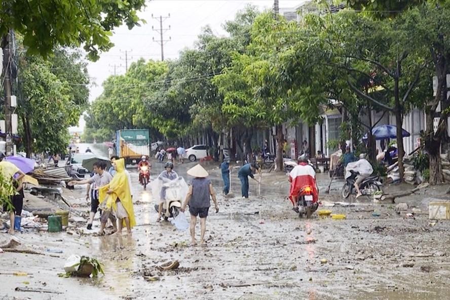 Nhiều tuyến đường bị ngập lụt và gây thiệt hại nhiều về tài sản trận mưa lớn sáng 5.7 trên địa bàn Lào Cai. Ảnh: Báo Lào Cai