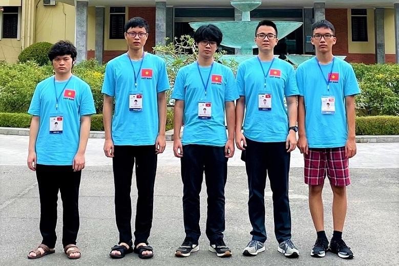 Các thành viên đội tuyển Việt Nam dự thi Olympic Vật lý quốc tế năm 2021. (Ảnh: Vietnamnet)