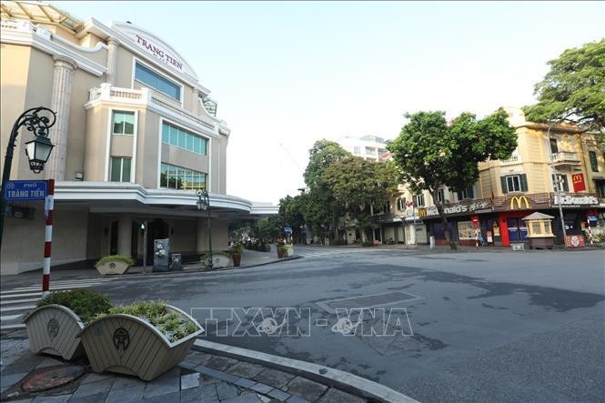 Đường phố vắng vẻ trong ngày đầu thực hiện Chỉ thị 17 của UBND thành phố Hà Nội. Ảnh: Minh Quyết/TTXVN