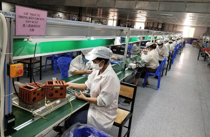 Công nhân trở lại làm việc tại một doanh nghiệp sản xuất điện tử ở Bắc Giang đảm bảo phòng chống dịch. Ảnh: Báo Bắc Giang.