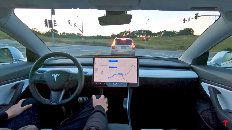 Một khách hàng đang dùng thử công nghệ tự động lái mới nhất của Tesla. (Ảnh: Autoweek)