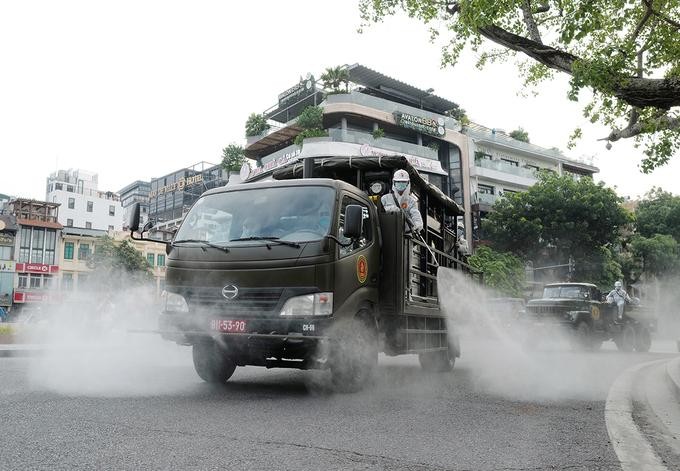 Bộ đội hóa học phun khử khuẩn trên đường phố Hà Nội, tháng 7/2021. Ảnh: Ngọc Thành