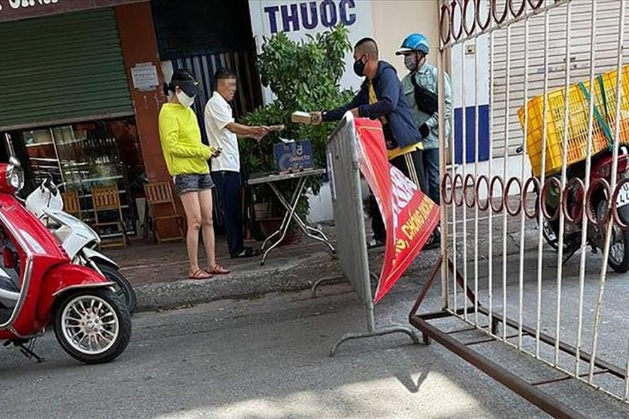 Bí thư Đảng ủy phường Tân Mai, Hà Nội (áo trắng) đã bị Chủ tịch UBND phường Tân Mai ra quyết định xử phạt 2 triệu đồng vì ra đường không đeo khẩu trang.