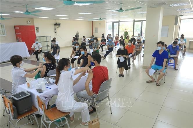 Một điểm tiêm vaccine phòng COVID-19 cho người dân tại phường Khương Đình, quận Thanh Xuân, chiều 10/8. (Ảnh: TTXVN)