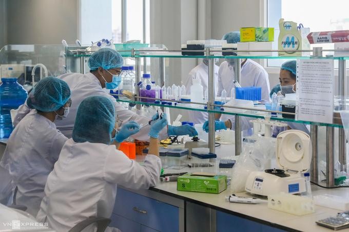 Nhân viên công ty Nanogen (Khu công nghệ cao, quận 9, TP HCM) nghiên cứu sản xuất vaccine Nanocovax, tháng 12/2020. Ảnh: Quỳnh Trần