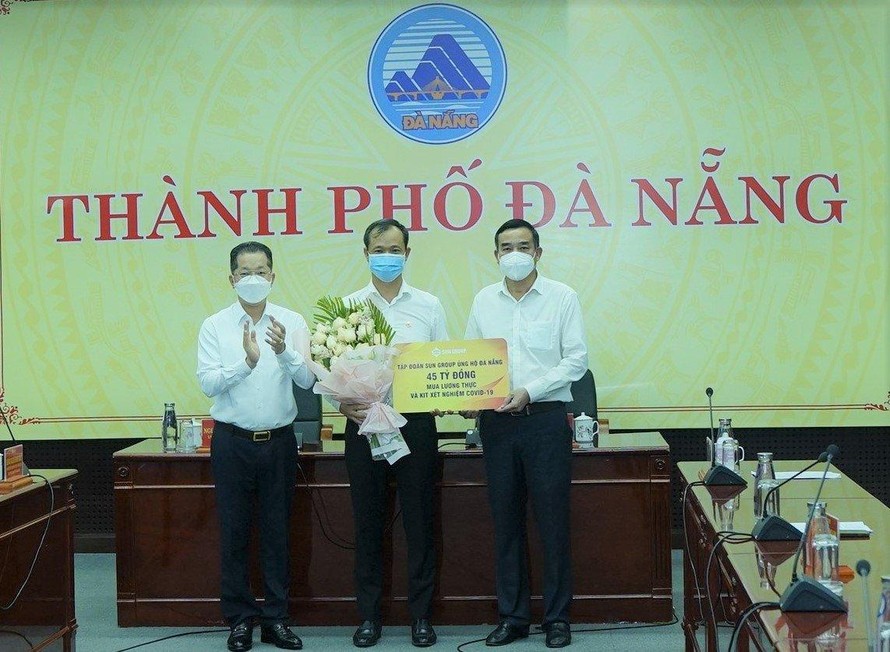 Đại diện lãnh đạo Tập đoàn Sun Group trao gói hỗ trợ 45 tỉ đồng lương thực, kít xét nghiệm cho lãnh đạo TP Đà Nẵng. 