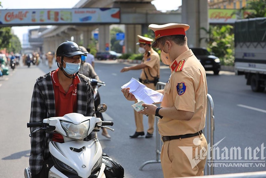 Lực lượng chức năng kiểm tra giấy tờ người dân trên đường Nguyễn Trãi. (Ảnh: Vietnamnet)