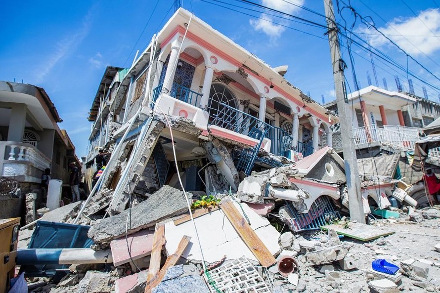 Một ngôi nhà ở Les Cayes, Haiti đổ sụp sau trận động đất ngày 14/8. (Ảnh: Reuters)