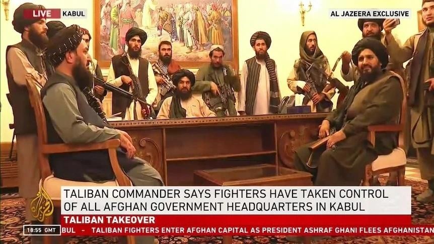 Hình ảnh hàng chục chiến binh Taliban chiếm quyền kiểm soát Phủ Tổng thống Afghanistan tối 15/8. (Nguồn: ABC News)