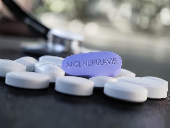 Thuốc kháng virus molnupiravir được dùng cho các trường hợp người bệnh COVID-19 có triệu chứng nhẹ. (Ảnh: Shutterstock)