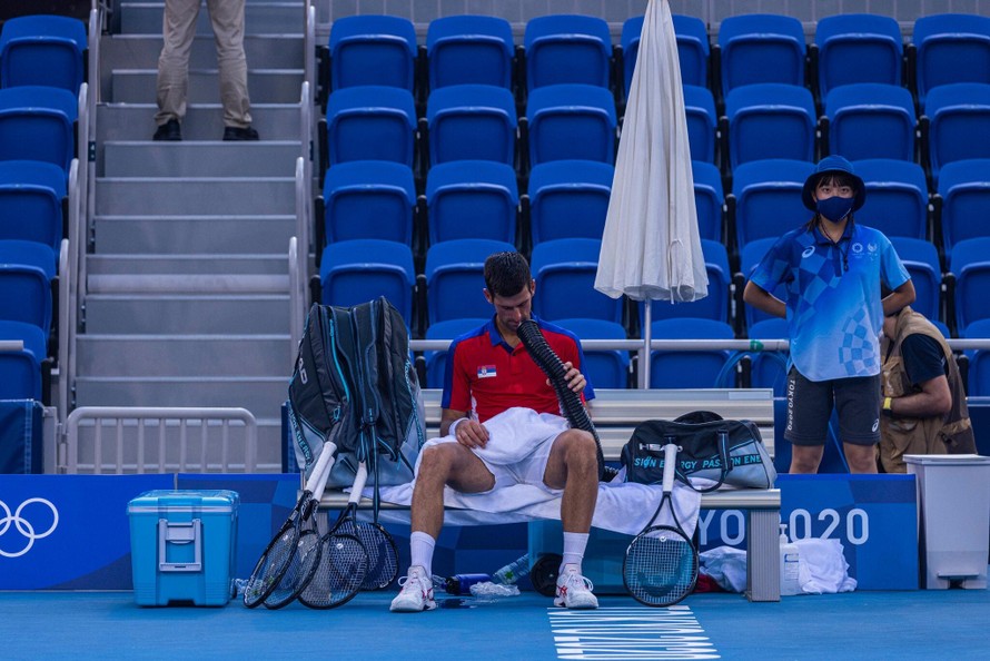 Novak Djokovic trong trận thua trước Pablo Carreno Busta tại Olympic Tokyo 2020. (Ảnh: New York Times)