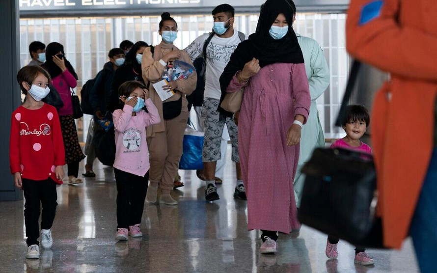 Những người tị nạn Afghanistan tại Sân bay Quốc tế Washington Dulles, Mỹ, ngày 25/8/2021. (Ảnh: AP)