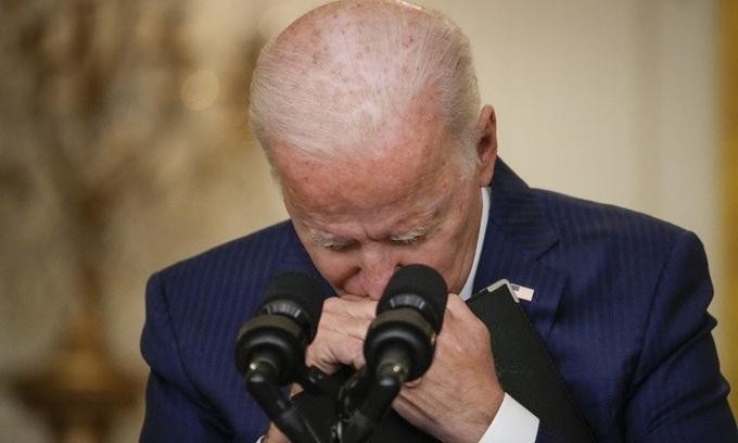 Tổng thống Mỹ Joe Biden phát biểu tại Nhà Trắng hôm 26/8 về hai vụ tấn công bên ngoài sân bay Kabul, Afghanistan khiến hơn 70 người thiệt mạng. Ảnh: AFP.